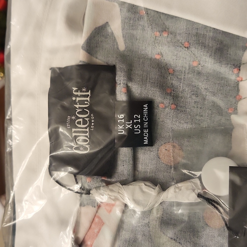 NWT ๐ Felines Feeling Festive collared button up blouse ๐ - Picture 4 of 9